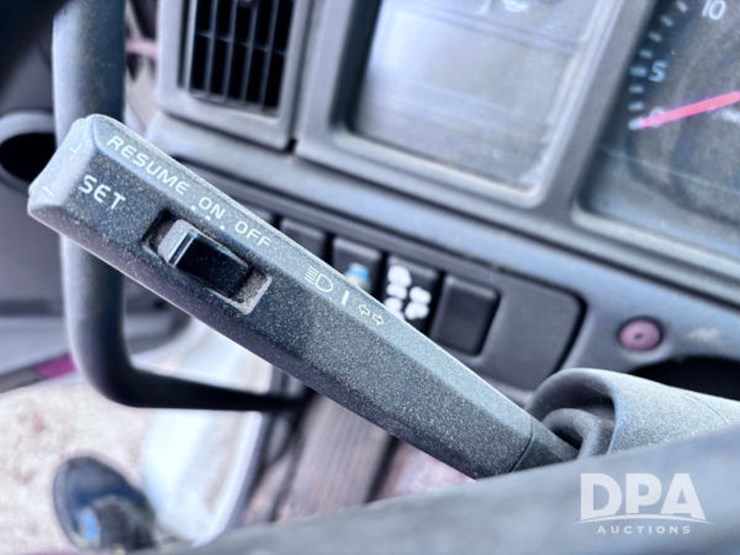 2003-volvo-10-image-84