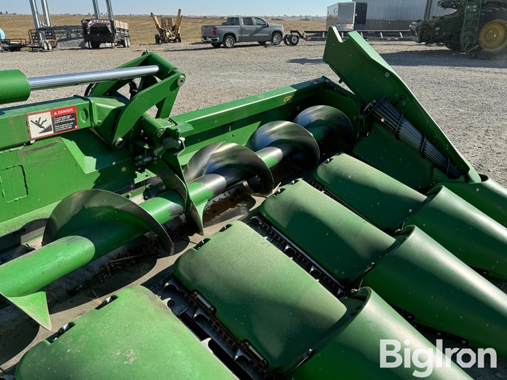 2024-john-deere-c12f-image-11