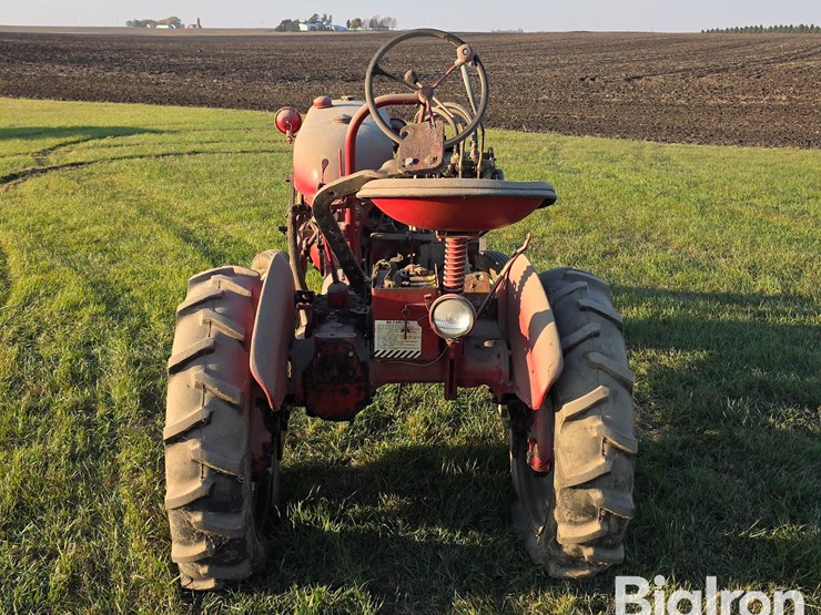 farmall-cub-2wd-tractor-w/loader-image-5