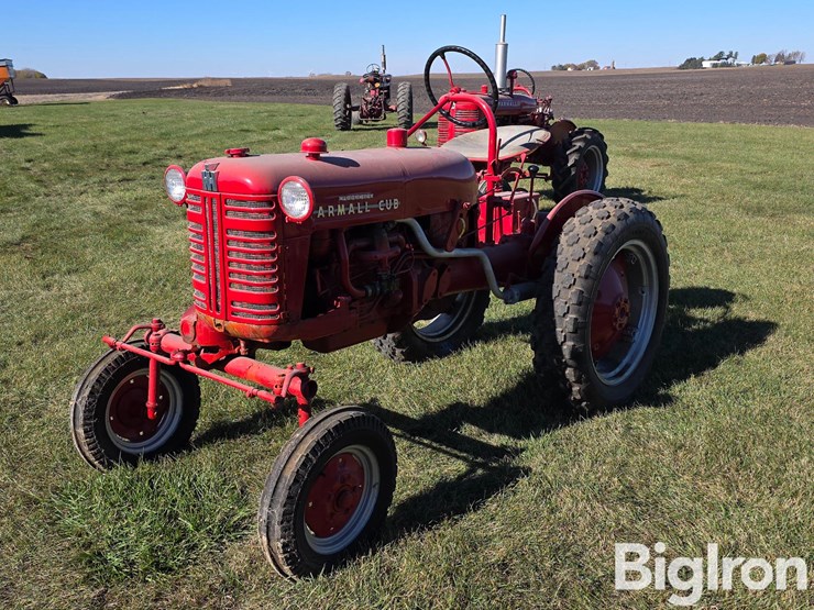1955-farmall-cub-2wd-tractor-image-1