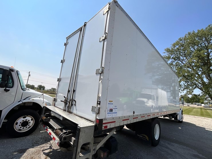 2021-freightliner-m2-106-image-10