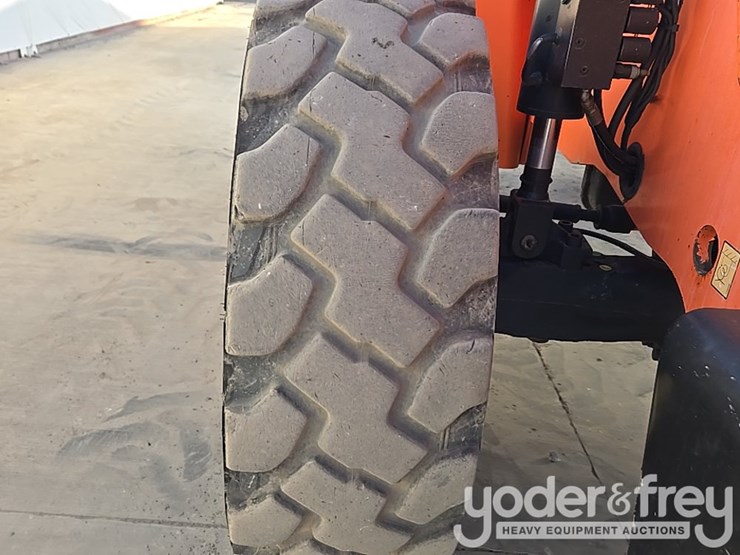 2016-sky-trak-8042-image-23