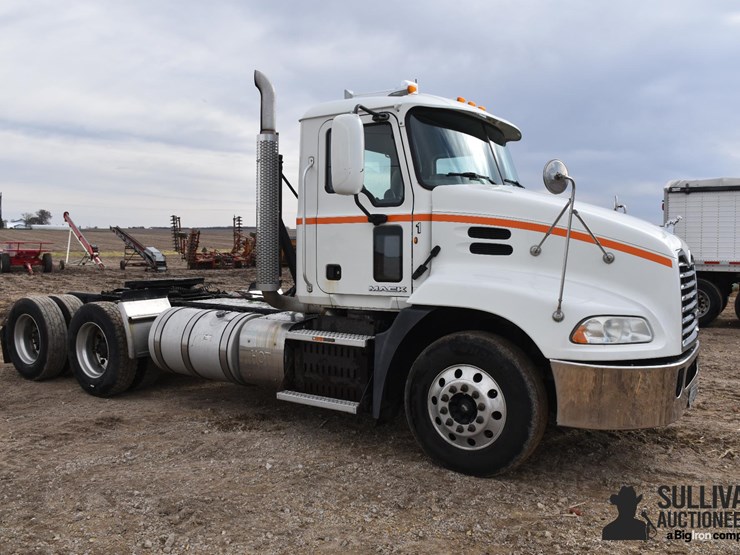 2011-mack-cxu613-t/a-truck-tractor-image-3