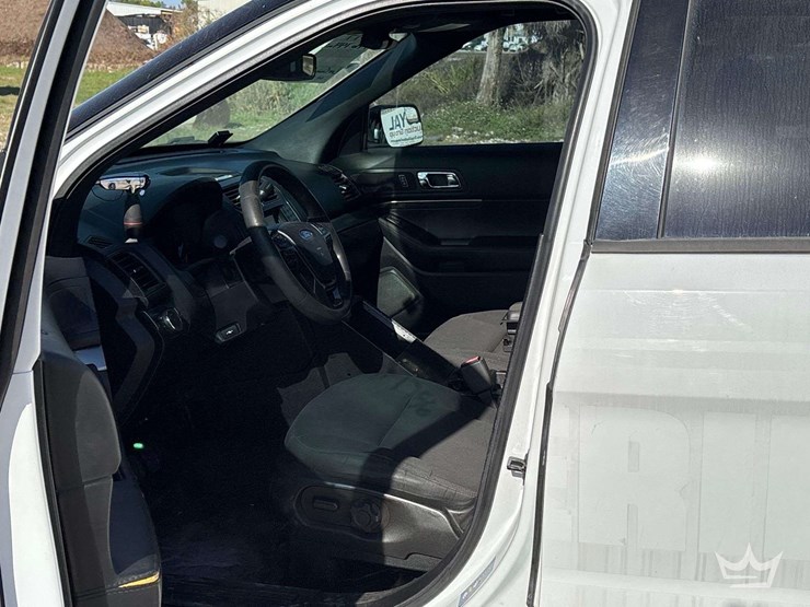 2017-ford-explorer-image-12