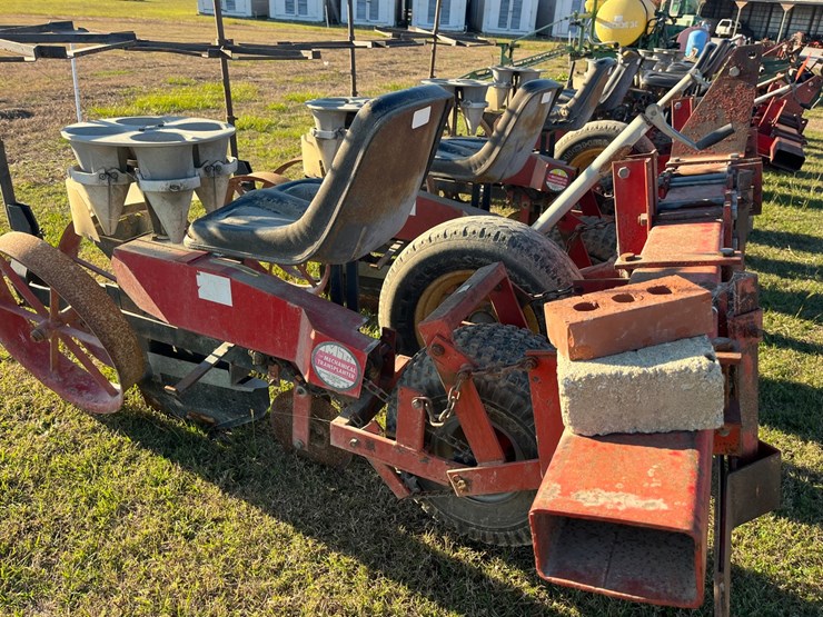 4-row-mechanical-6000-carousel-transplanter-on-a-178”x4”x7”-bar-located-at-1244-vandiford-thomas-rd-snow-hill-nc-call-252-532-8061-for-more-info-image-6