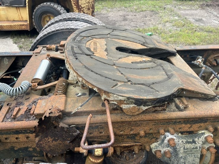 #1633-•-1995-freightliner-usf-1e-sleeper-cab-truck-tractor-image-16