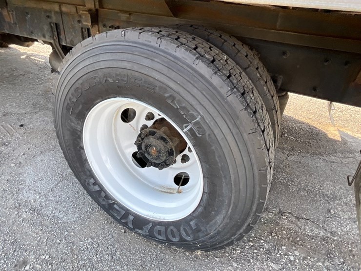 2018-freightliner-m2-106-image-12