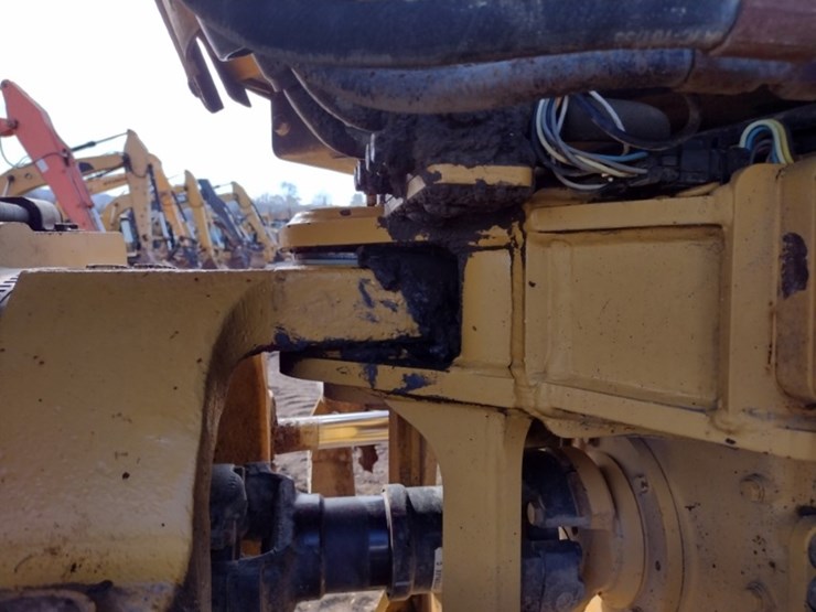 14-caterpillar-725-image-38