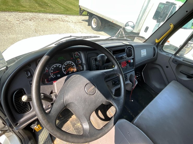 2021-freightliner-m2-106-image-21