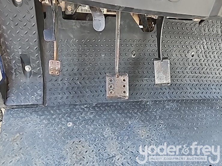 2021-club-car-carryall-1700-image-32