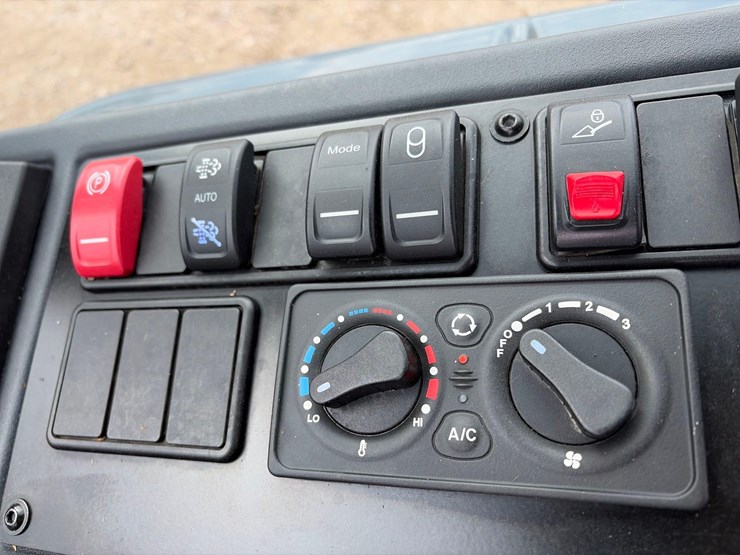 john-deere-324-image-48