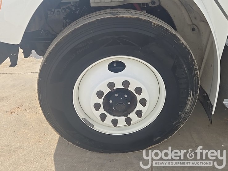 2021-freightliner-m2-106-image-34