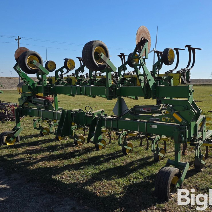 JOHN DEERE 875