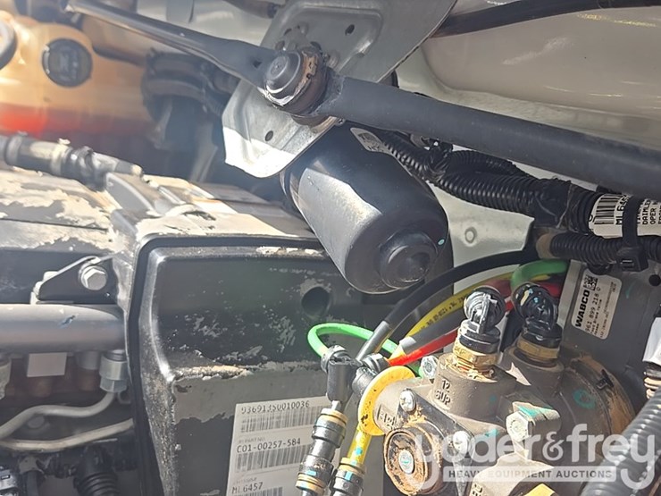 2021-freightliner-m2-106-image-88