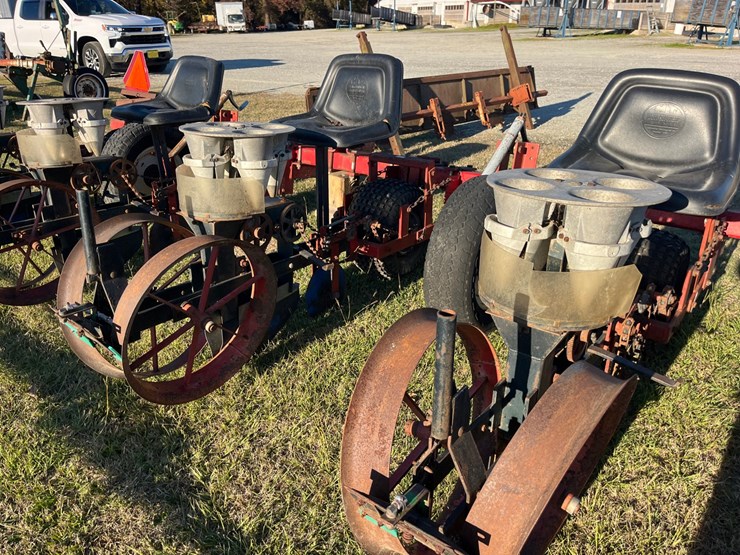 4-row-set-mechanical-6000-carosel-transplanters-on-a-210”x4”x7”-bar-located-at-1244-vandiford-thomas-rd-snow-hill-n-c--call-252-531-8061-for-info-image-3