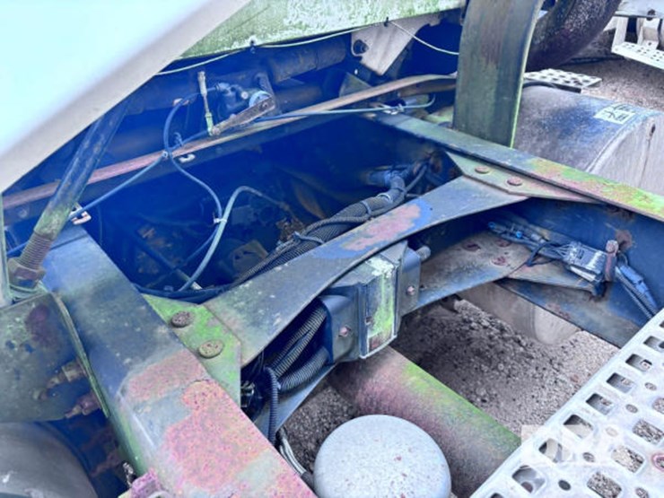 2003-volvo-10-image-28