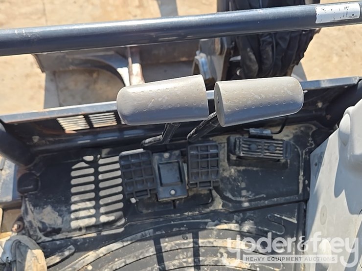 2020-deere-35g-image-77