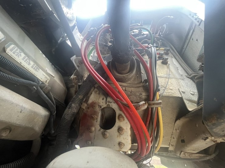 #1633-•-1995-freightliner-usf-1e-sleeper-cab-truck-tractor-image-64