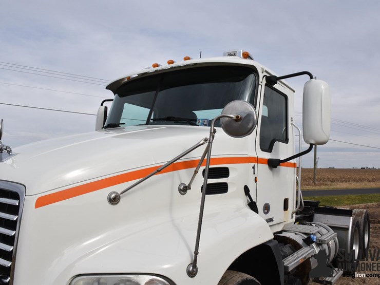 2011-mack-cxu613-t/a-truck-tractor-image-11