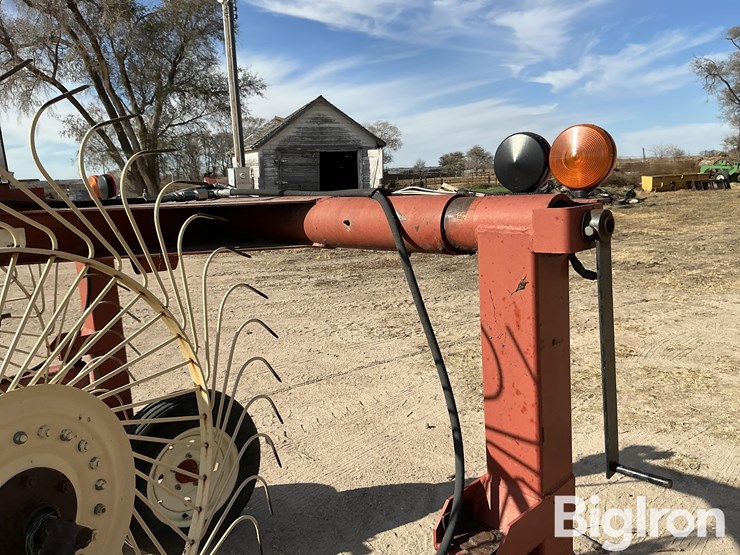 hesston-12-wheel-v-rake-image-19