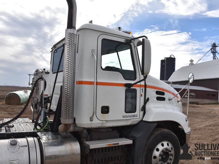 2011-mack-cxu613-t/a-truck-tractor-image-17