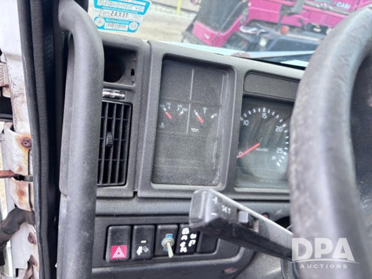 2003-volvo-10-image-85