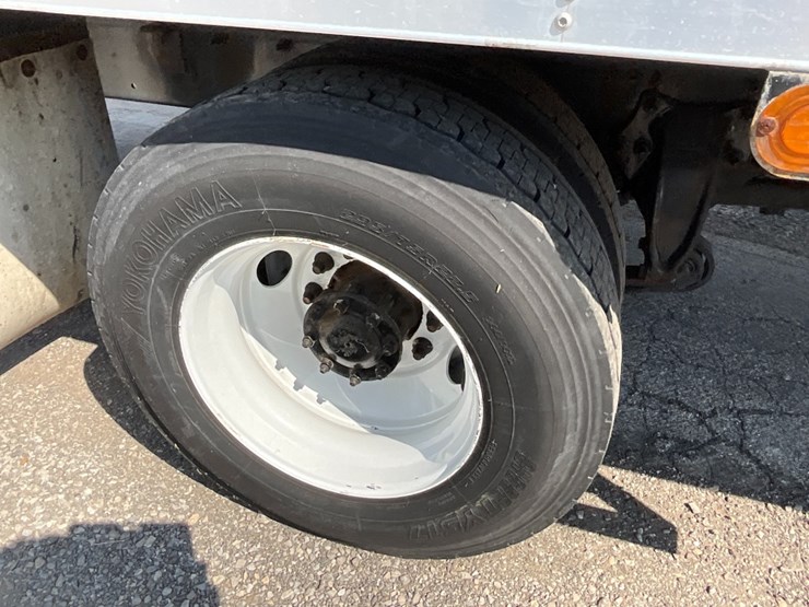 2018-freightliner-m2-106-image-8