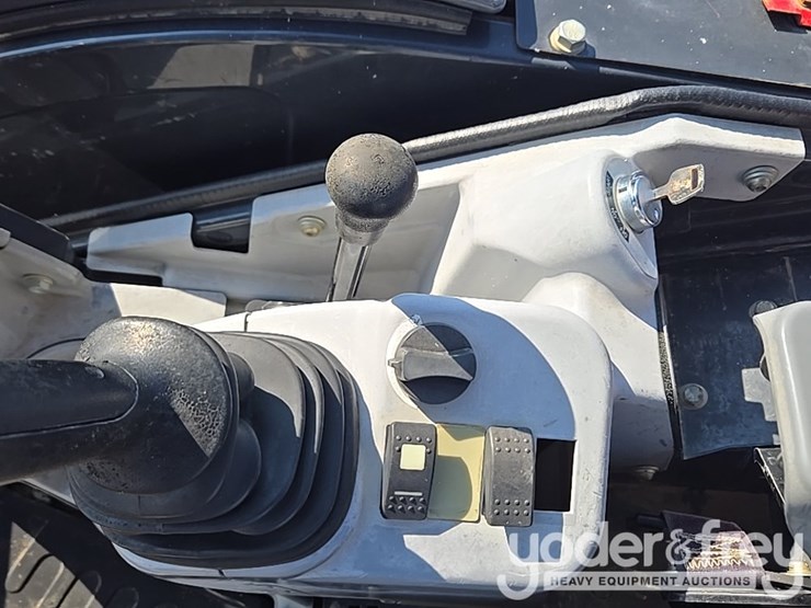 2019-deere-35g-image-70