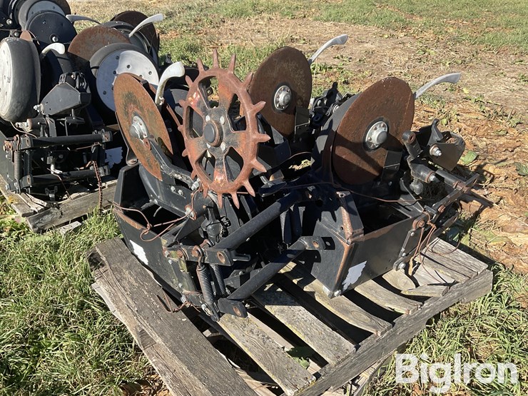 kinze-front-mounted-row-units-image-14