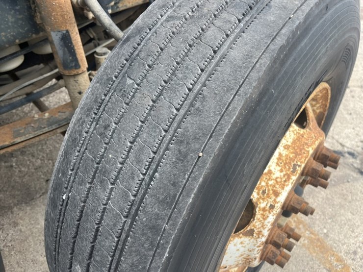 #1633-•-1995-freightliner-usf-1e-sleeper-cab-truck-tractor-image-93