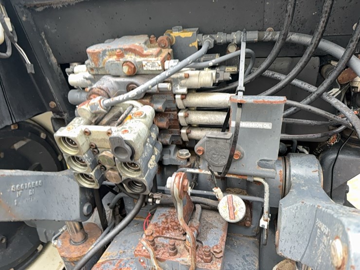 new-holland-8770-image-63