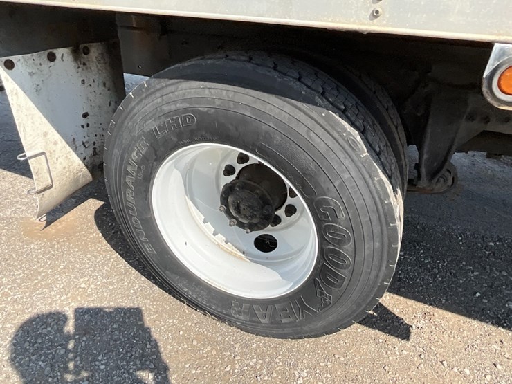 2018-freightliner-m2-106-image-7