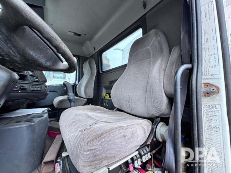 2003-volvo-10-image-76