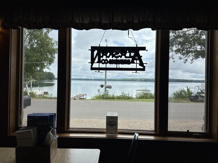 #100-•-waterfront-pub-with-4-bed/2-bath-apartment-image-62