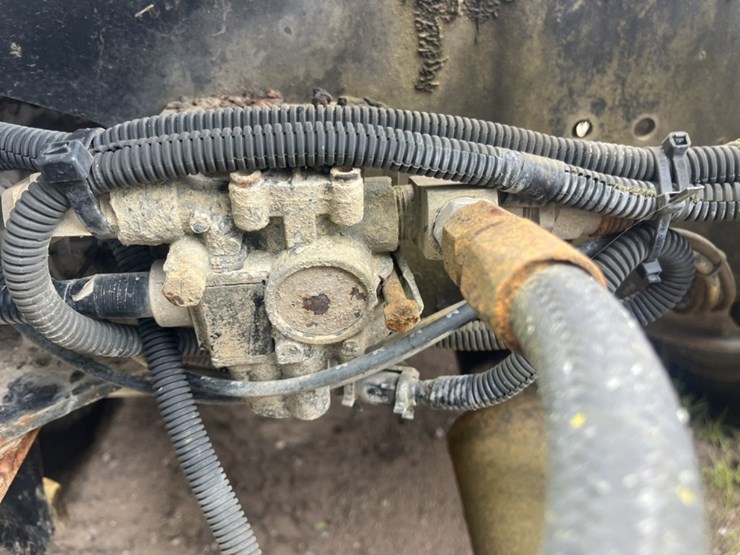 #1633-•-1995-freightliner-usf-1e-sleeper-cab-truck-tractor-image-31