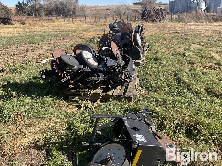 kinze-front-mounted-row-units-image-2