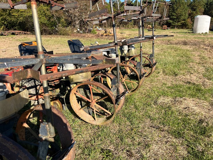 mchanical-4-row-carosel-transplanter-model-600,-42”-rows,-4”x7”-toolbar-with-row-knockers,-located-at-700-jonestown-rd-snow-hill-nc,-call-252-531-8061-for-more-info.-image-6