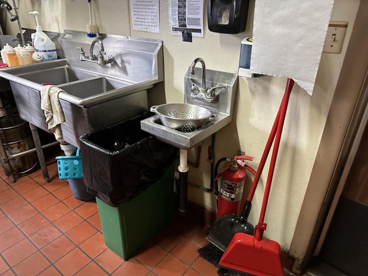 #100-•-waterfront-pub-with-4-bed/2-bath-apartment-image-69