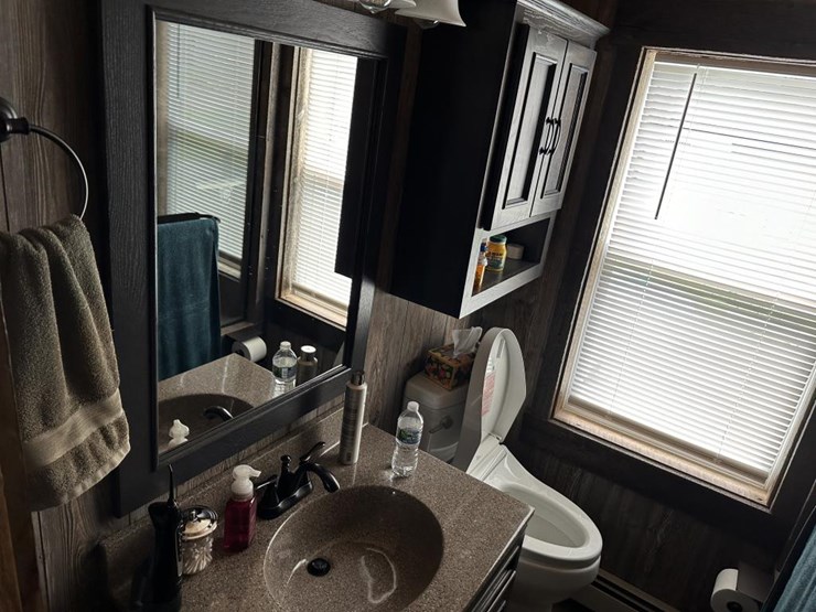 #100-•-waterfront-pub-with-4-bed/2-bath-apartment-image-109