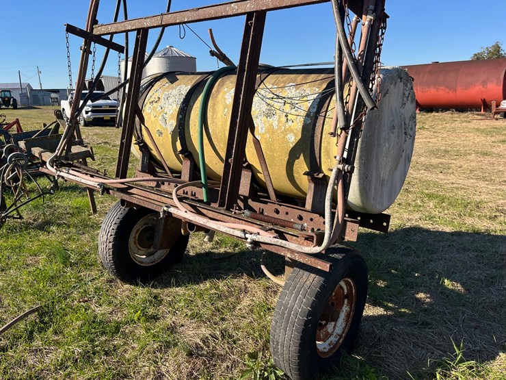 trailer-type-sprayer,-27’-folding-booms,-apprears-to-be-around-200-gallon,-located-at-276-jonestown-rd,-snow-hill-nc,-call-252-531-8061-for-more-info.-image-1