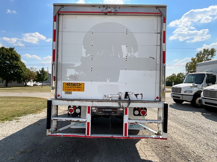 2018-freightliner-m2-106-image-9