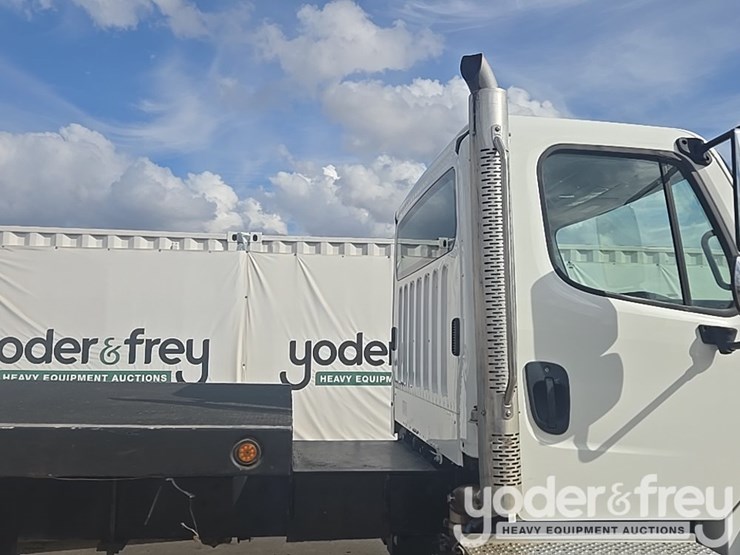 2021-freightliner-m2-106-image-27