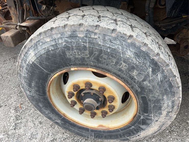 2010-international-7400-image-9