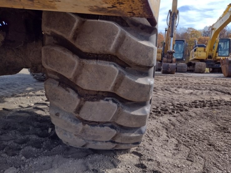 14-caterpillar-725-image-16