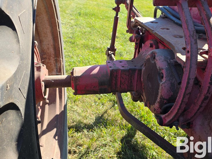 farmall-560-2wd-tractor-image-16