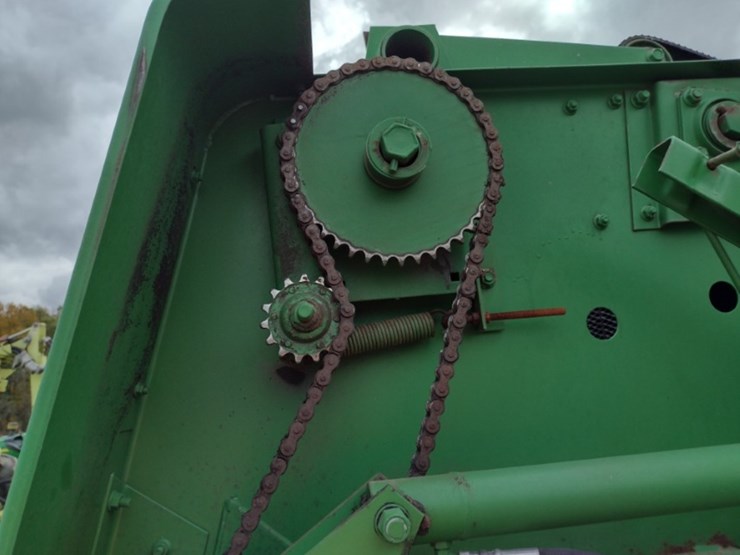 john-deere-335-image-11