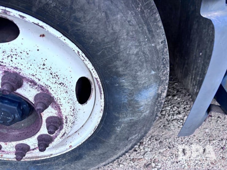 2003-volvo-10-image-24