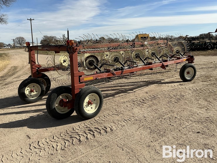 hesston-12-wheel-v-rake-image-5