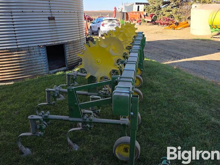 john-deere-8r30"-cultivator-image-3