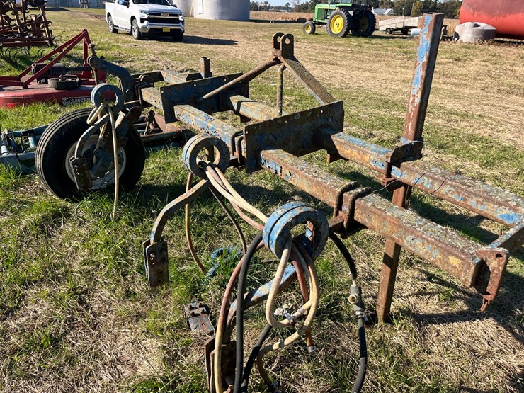 john-blue-toolbar-with-4-knifes-and-one-gauge-wheel,-located-at-276-jonestown-rd-snow-hill-nc,-call-252-531-8061-for-more-info.-image-1